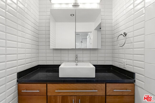 Building Photo - 740 Kings Rd