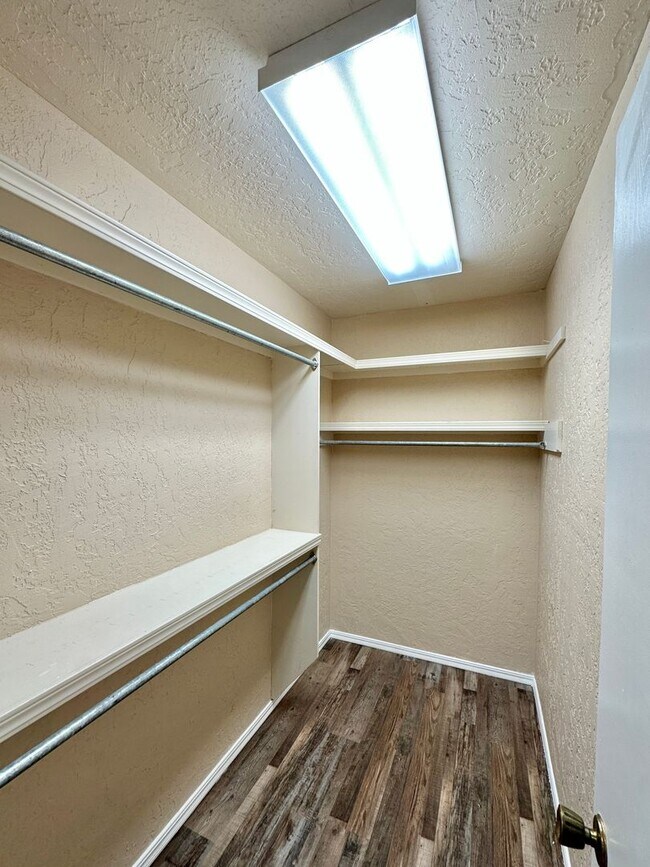 Building Photo - New flooring and paint!