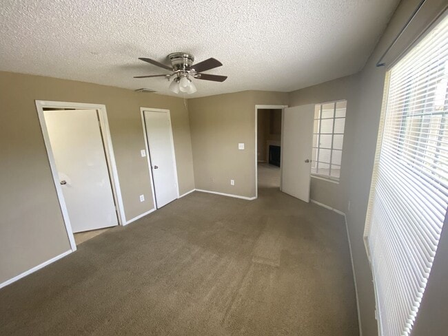 Building Photo - Large 1 Bedroom 1 Bath with fireplace and washer and dryer