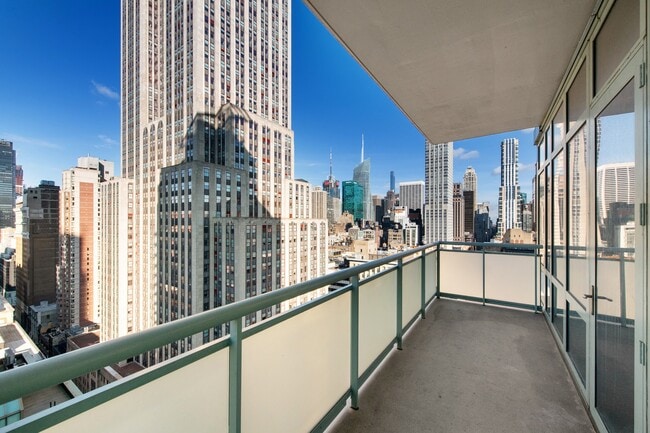 Building Photo - 325 5th Ave
