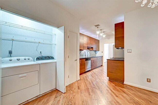 Building Photo - 1551 Cortlandt St