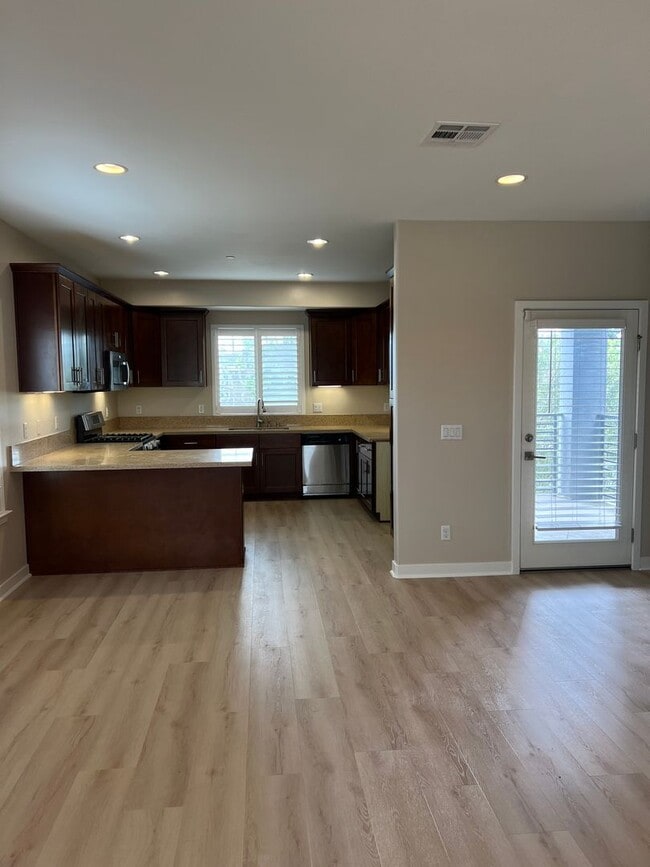 Building Photo - Modern 3 Bed/ 4 Bath, Detached, Private Dr...