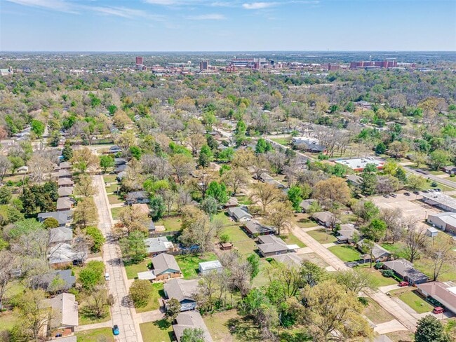 Building Photo - 1222 Westlawn Dr