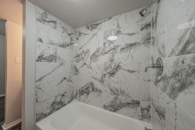 Building Photo - Charming first-floor efficiency! Heritage House Apartment