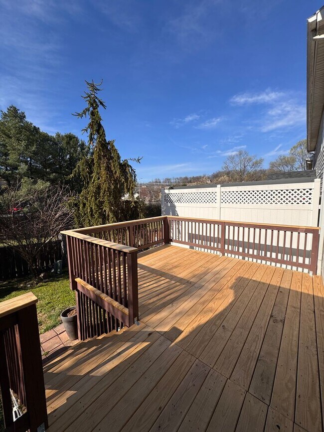 Building Photo - Townhouse for Rent