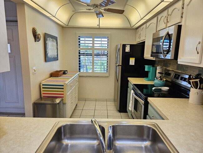 Building Photo - Seasonal Short-Term 2 Bedroom 2 Bathroom Second Floor Condo in Mission Lakes!