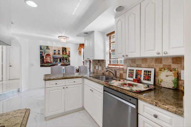 Building Photo - 7865 La Mirada Dr