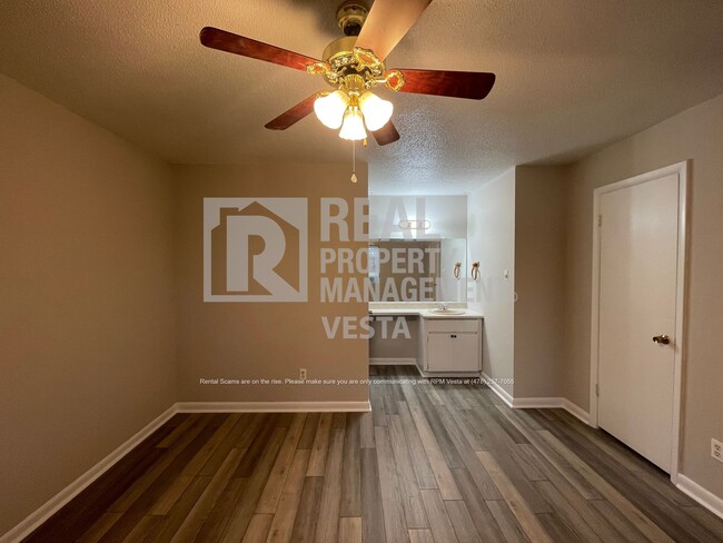 Building Photo - Spacious Three Bedroom Home in Warner Robi...