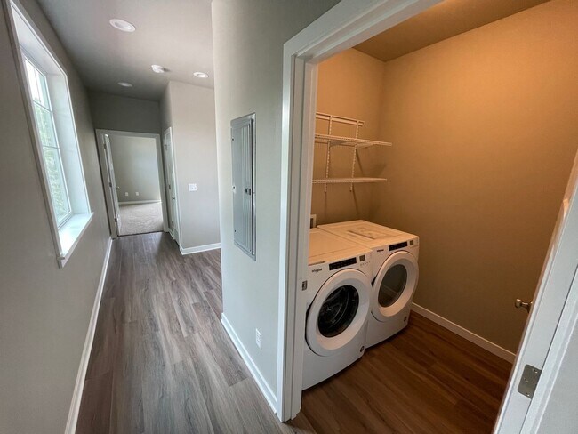 Building Photo - NEW 4 Bedroom / 4.5 Bath Duplex. A/C in every bedroom