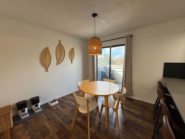 Building Photo - Welcome home to this beautifully updated townhome in the highly desirable Chesapeake Bay community!