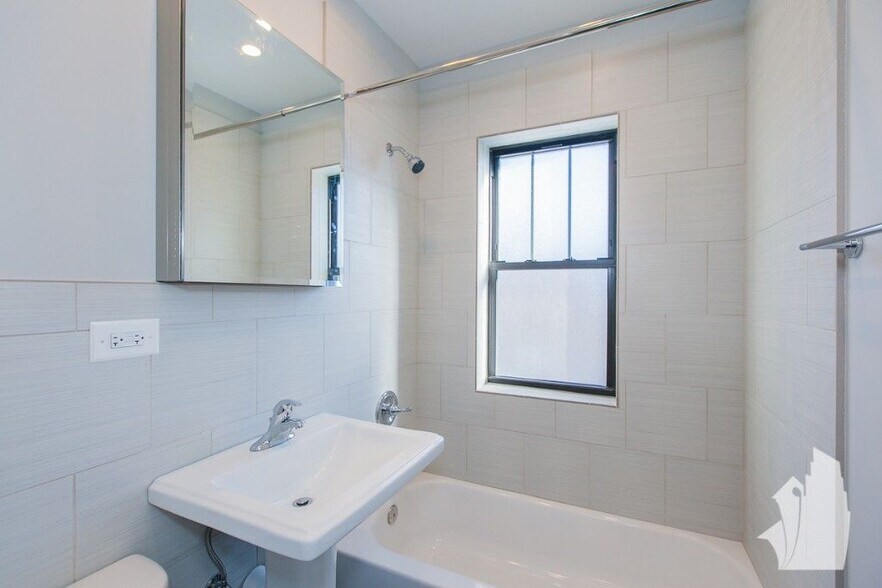 Building Photo - 1950 W Wilson Ave