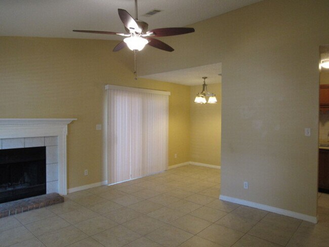 Building Photo - Convenient to Navy Federal & Pine Forest/Nine Mile Road area!