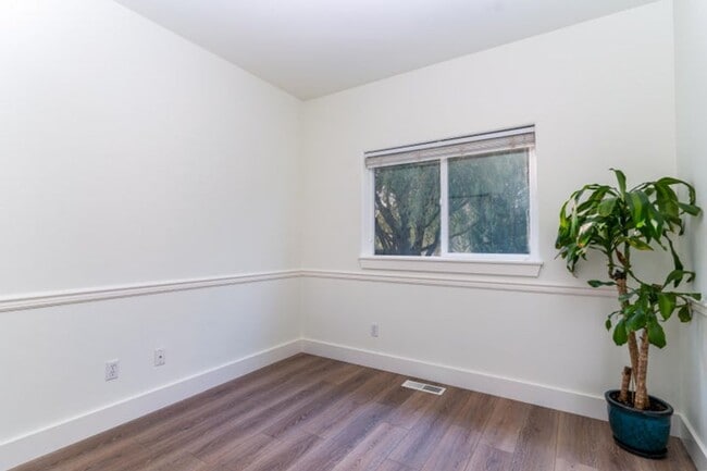 Building Photo - Prime Bend Location: Spacious 3-Bedroom, 2...