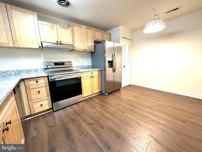 Building Photo - 626 15th St S