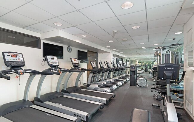 Building Photo - 425 W Beech St