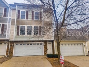 Building Photo - 2 Bedroom, 2.5 Bath Townhome in Urbandale with 2 car attached garage!