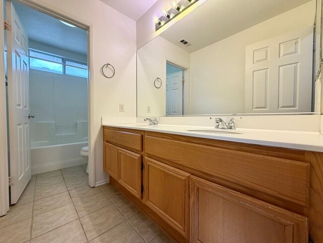 Building Photo - Spacious Oak Creek Cul-de-Sac Home with 5 Bedrooms & 3-Car Garage