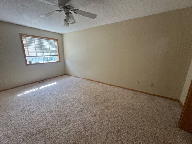 Building Photo - Charming 2-Bed Townhouse Retreat in Woodbury Spacious 1080 Sq Ft with 1 Bath.