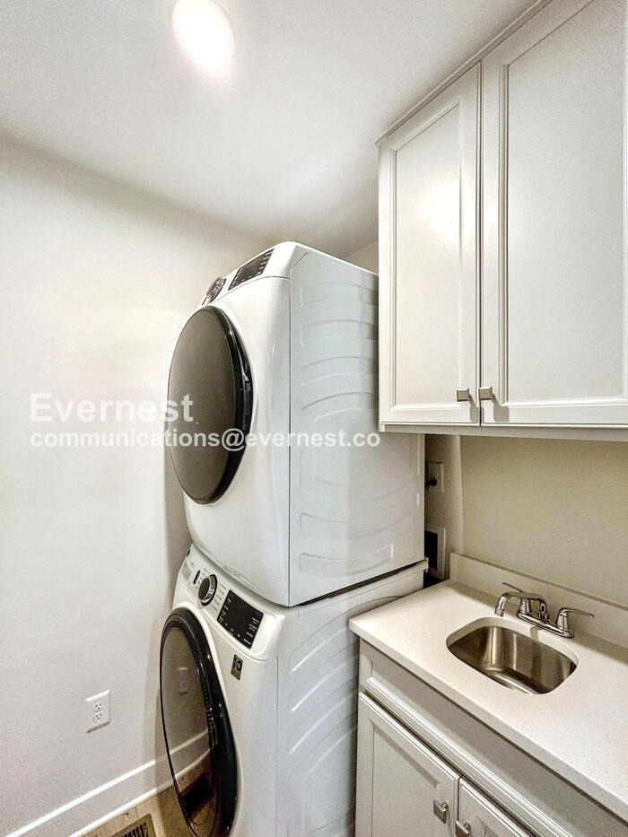 Building Photo - 12112 Calgary Lp