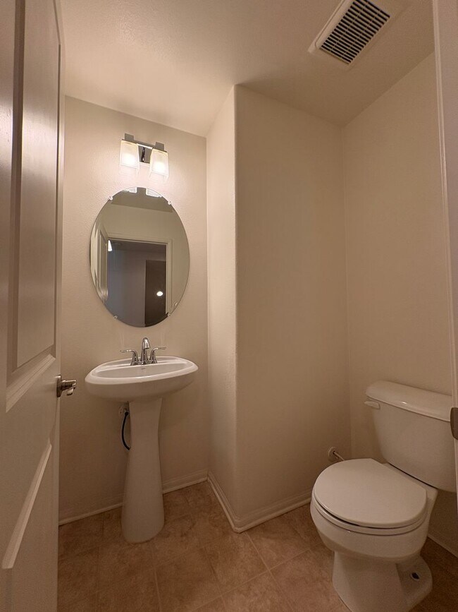 Building Photo - 3 Bed, 4 Bath in Eastvale!