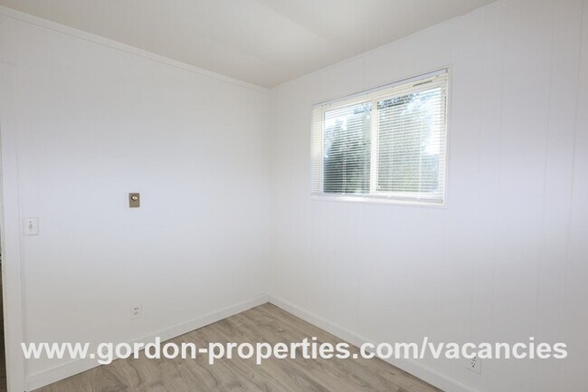 Building Photo - SE Arista Dr - Single level 1 bedroom apartment with den/office in the heart of Oak Grove