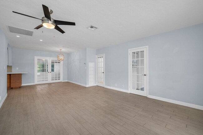 Building Photo - Beautiful home in quiet neighborhood