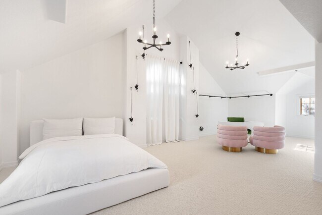 Building Photo - Cherry Creek Townhome - 3 Bed, 3 Bath, 2 Car Attached Garage