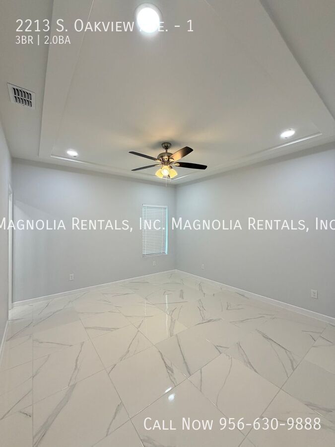 Building Photo - 2213 S Oakview Dr