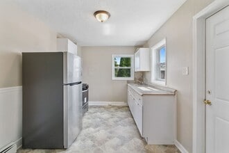 Building Photo - Coming Soon! Spacious 3 Bedroom home Locat...