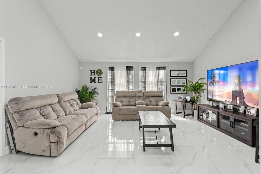 Building Photo - 8351 SW 39th Ct