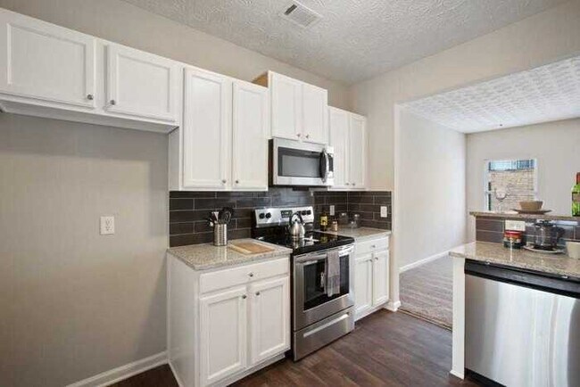 Building Photo - Fantastic 3bd/2.5ba home! Coming soon!