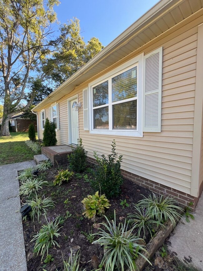 Building Photo - Beautifully Renovated 3-Bedroom Ranch with...