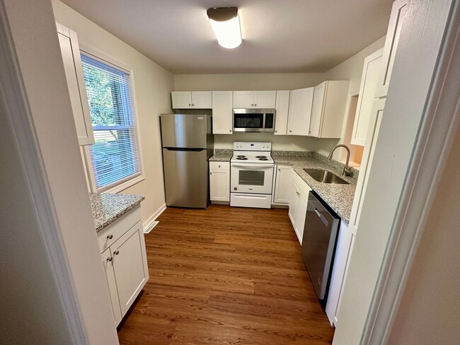 Building Photo - 2 BEDROOM/ 1.5 BATHROOM TOWNHOME-WALKING D...