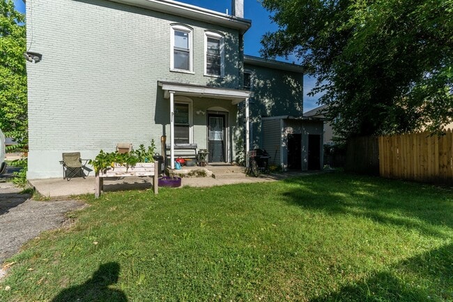 Building Photo - Adorable and Spacious Upper One Bedroom on...