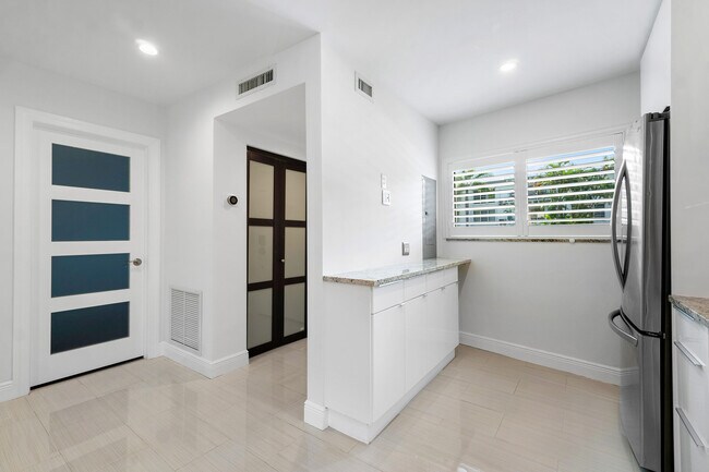 Building Photo - 3605 S Ocean Blvd