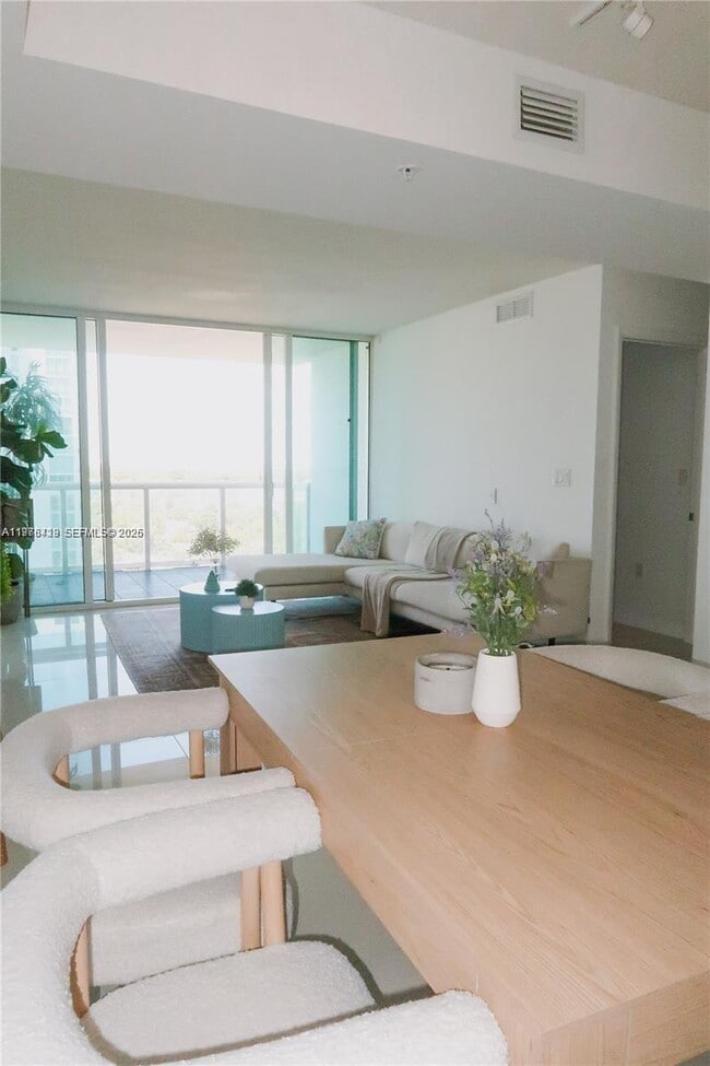 Building Photo - 1861 NW S River Dr