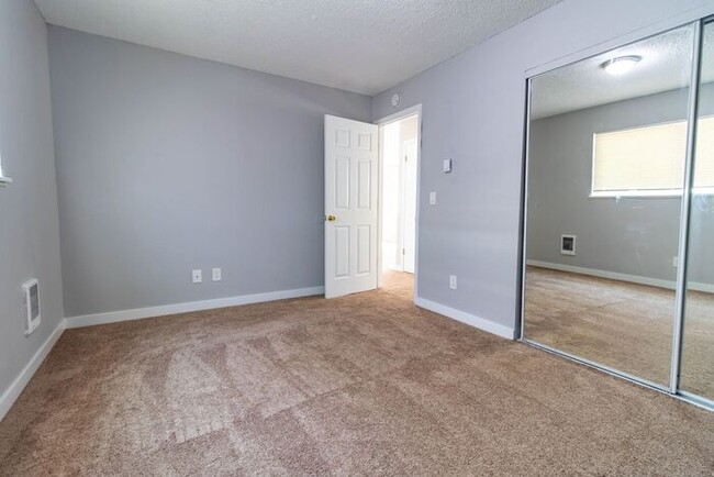 Building Photo - 2 Bedroom 1 Bath Apartment Home! New Washe...