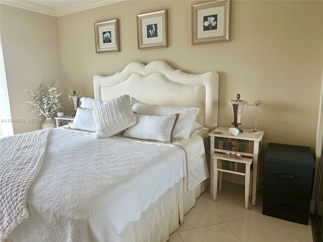 Building Photo - 16500 Collins Ave