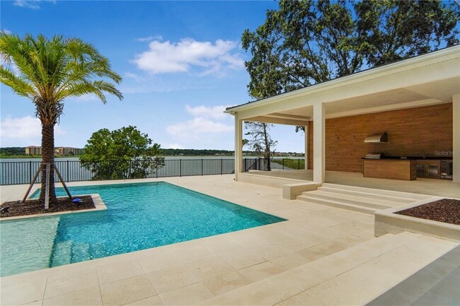 Building Photo - 15023 Pendio Dr