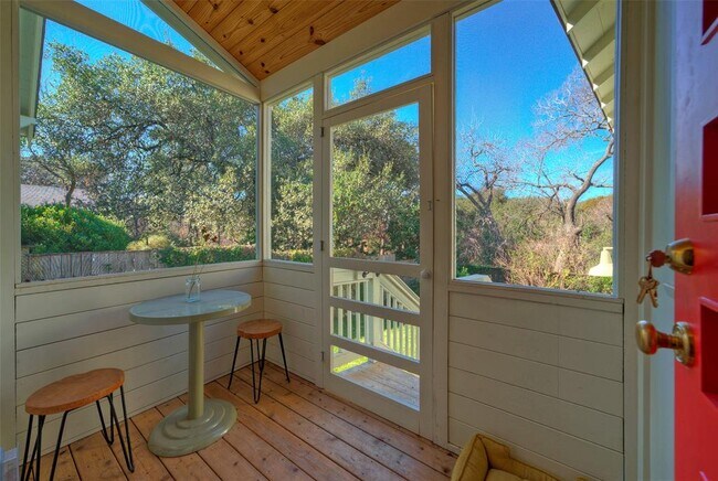 Building Photo - 1704 Alameda Dr