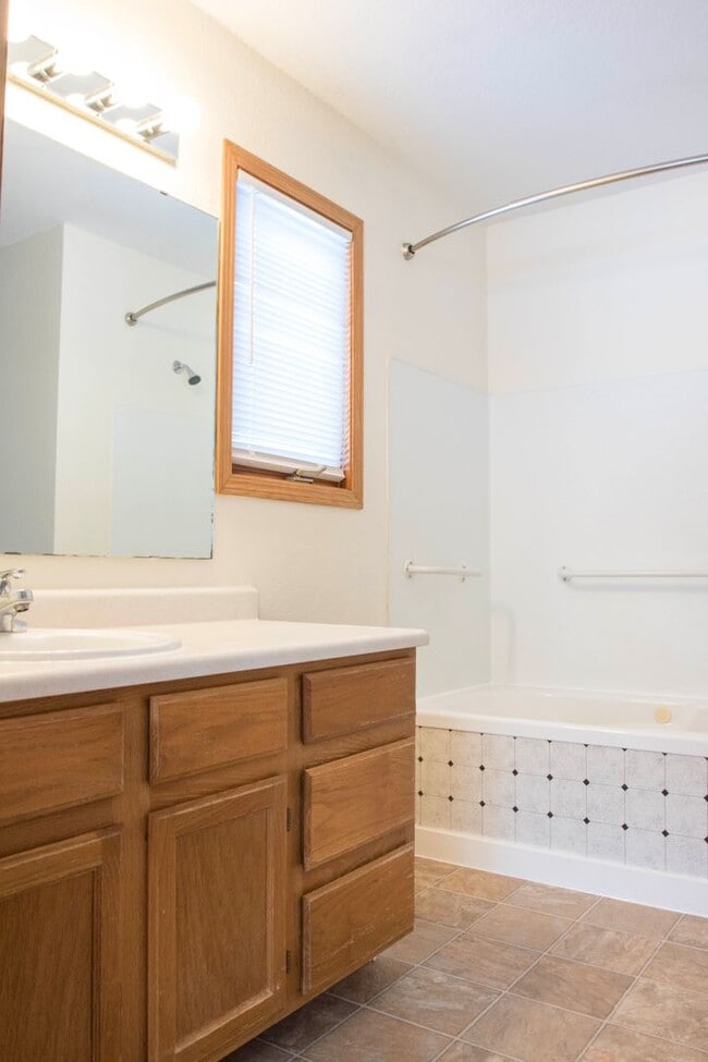 Building Photo - Ranch Style 3 Bedroom Home by Main Street Windsor!