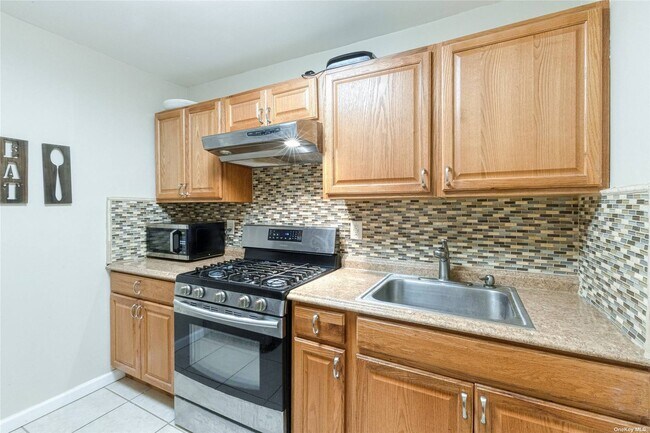 Building Photo - 250 W Merrick Rd