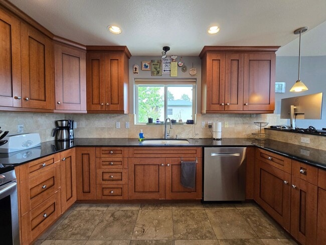 Building Photo - Beautiful Quemazon Home (5085 Alegria)