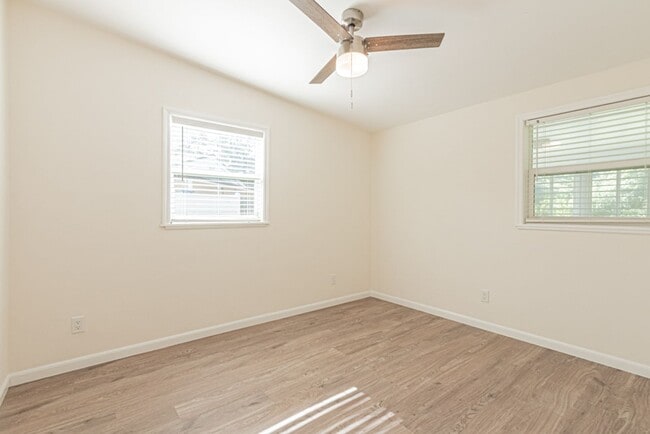 Building Photo - Annual Rental – Pet-Friendly Charming Napl...