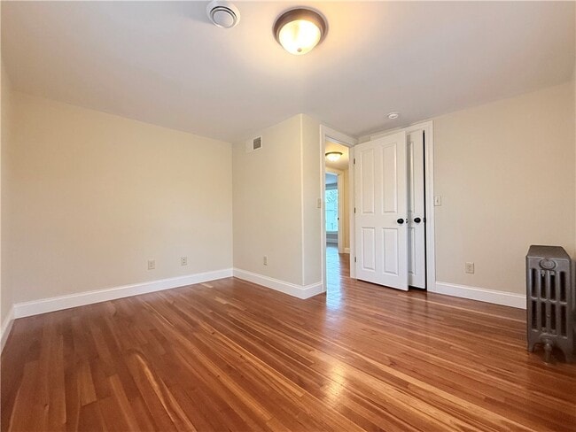 Building Photo - 206 E 11th St