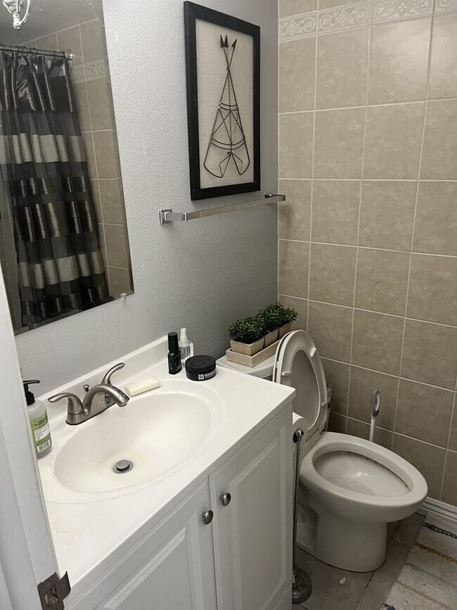 Clean bathroom - 2227 Canyon Blvd
