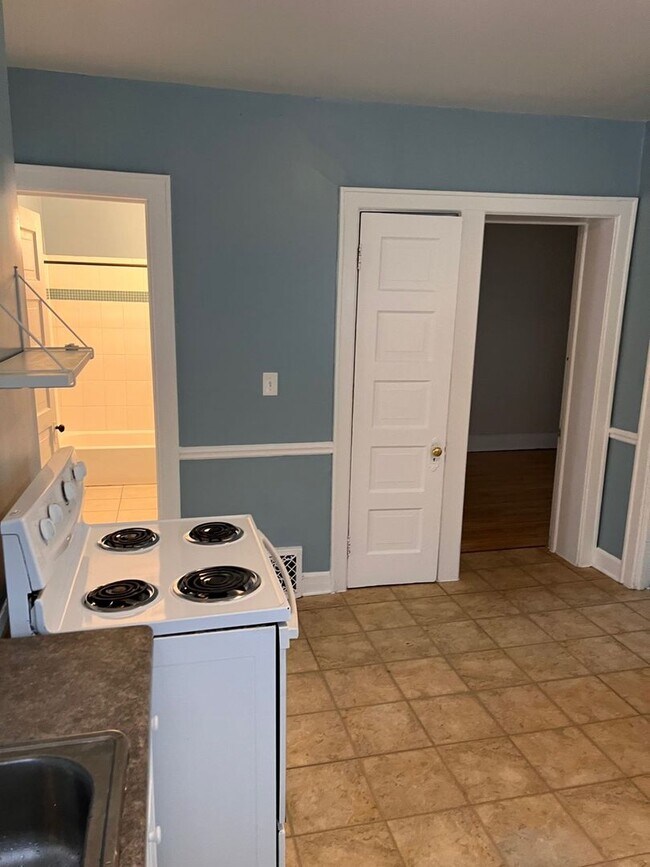 Building Photo - Large Spacious 4 Bedroom UPPER with Large Living Room and Dining Area!!