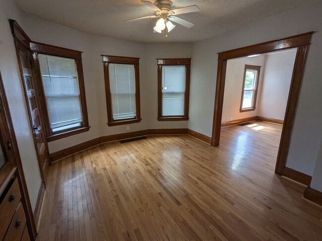 Building Photo - 918 S Goodman St