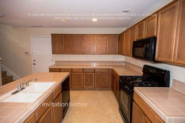 Building Photo - 3043 Roadrunner Dr