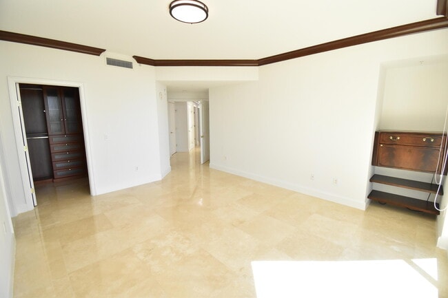 Building Photo - 1063 Hillsboro Mile